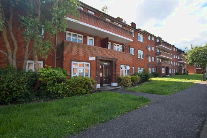 2 Bedroom Flat To Rent In Rivenhall Gardens, London, E18
