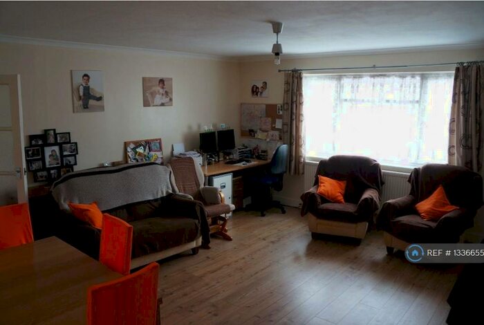 3 Bedroom Flat To Rent In Ashfield Parade, London, N14
