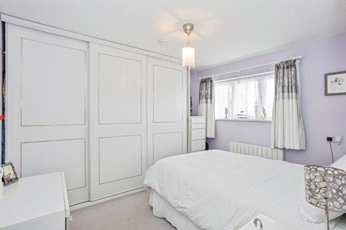 1 Bedroom Flat For Sale In Palmer Avenue, Bushey, WD23