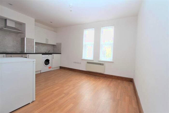 Studio To Rent In High Road, London, N22