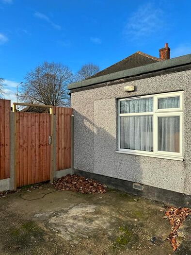 2 Bedroom Flat To Rent In Amersham Road, Romford, RM3