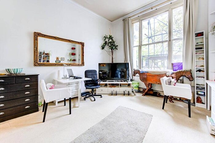 2 Bedroom Flat For Sale In Redcliffe Gardens, Chelsea, London, SW10
