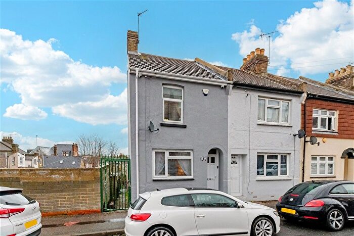 2 Bedroom End Terrace House For Sale In Glencoe Road, Chatham, Kent, ME4