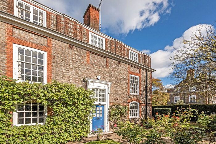 5 Bedroom End Of Terrace House For Sale In North Square, London, NW11