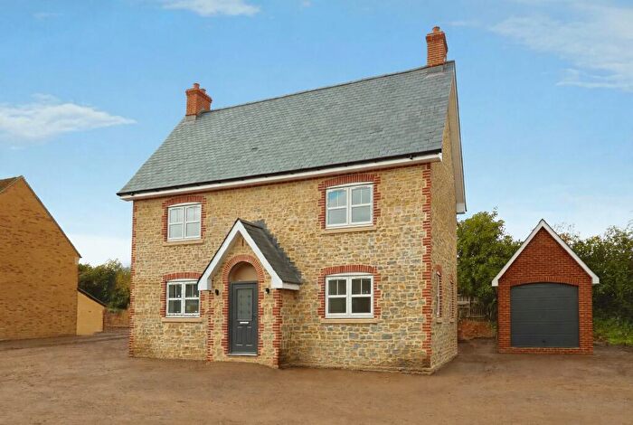 4 Bedroom Detached House For Sale In Pond Walk, Stalbridge, DT10
