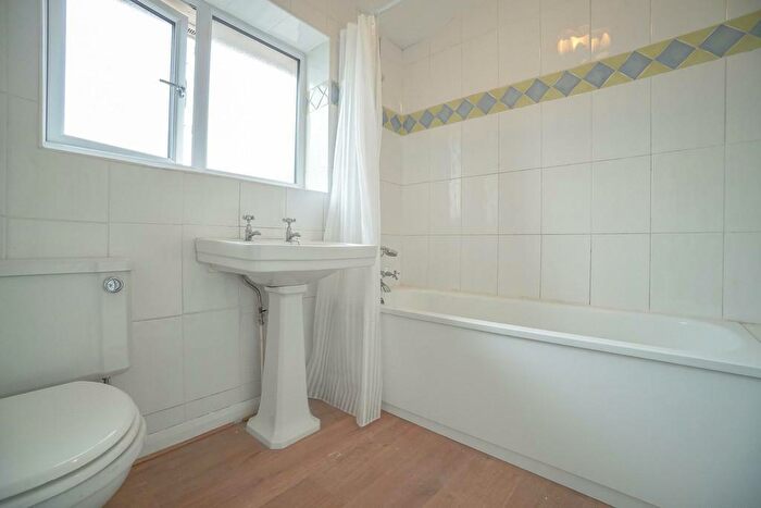 3 Bedroom Semi-Detached House To Rent In East Grange Garth, Belle Isle, Leeds, LS10