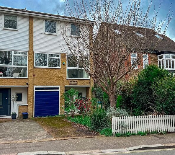 3 Bedroom End Terrace House For Sale In High Street, Hampton, TW12