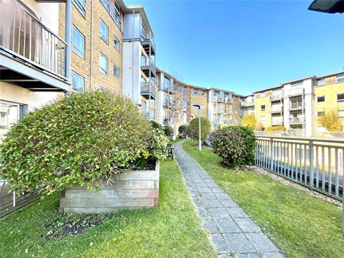 1 Bedroom Flat For Sale In Coombe Way, Farnborough, Hampshire, GU14
