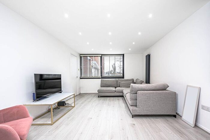 3 Bedroom Flat For Sale In Britten Close, Golders Green, London, NW11