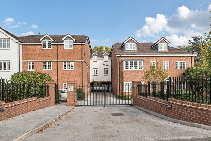 3 Bedroom Flat For Sale In Warwick Road, Solihull, West Midlands, B91