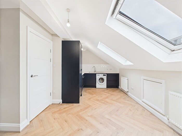 1 Bedroom Flat To Rent In High Street Colliers Wood, Colliers Wood, SW19