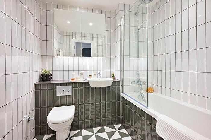 2 Bedroom Apartment To Rent In Uncle Leeds, Whitehall, LS12