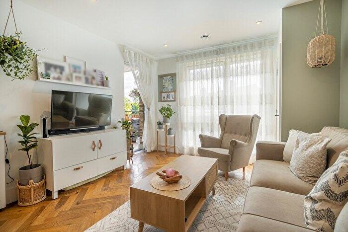 2 Bedroom Flat For Sale In Sylvan Hill, Crystal Palace, London, SE19