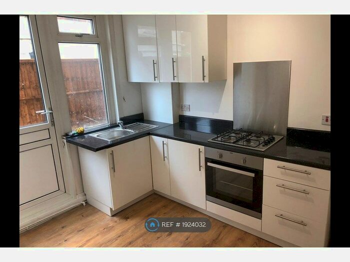 2 Bedroom Flat To Rent In College Road, Colliers Wood, SW19