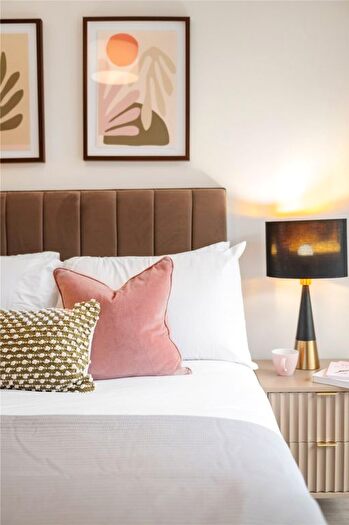 2 Bedroom Flat To Rent In Randalls Way, Leatherhead, Surrey, KT22