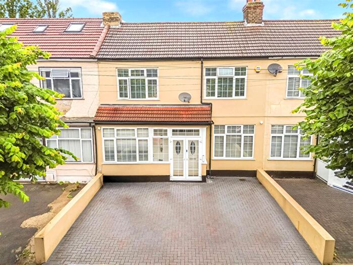 4 Bedroom House For Sale In Grasmere Gardens, Redbridge, IG4