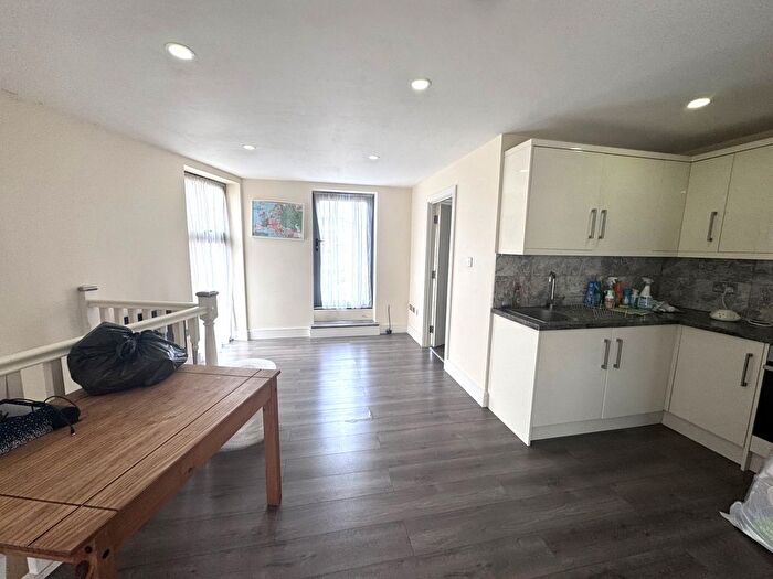 2 Bedroom Flat To Rent In Nightingale Grove, London, SE13