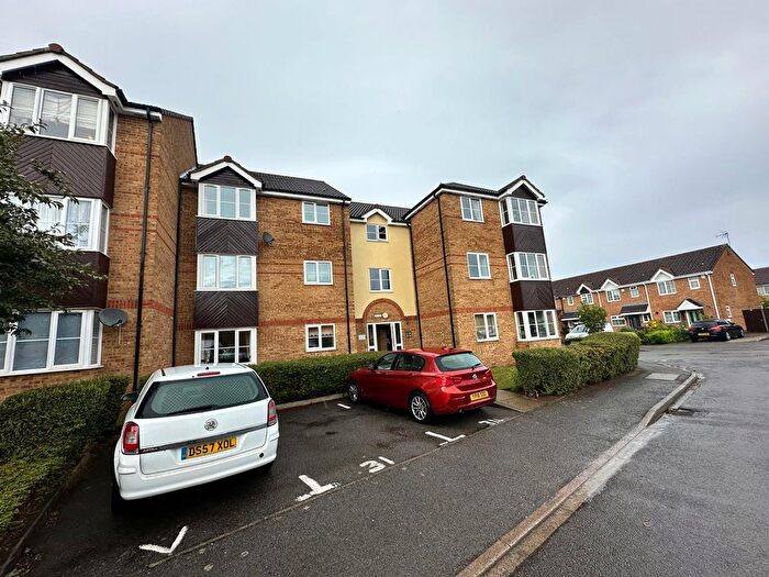 2 Bedroom Flat To Rent In Falcon Close, Dunstable, Bedfordshire, LU6