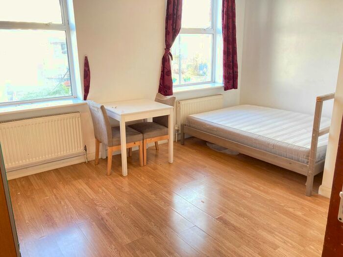 Studio To Rent In Very Near Lothair Road Area, Ealing St Marys Church Area, W5