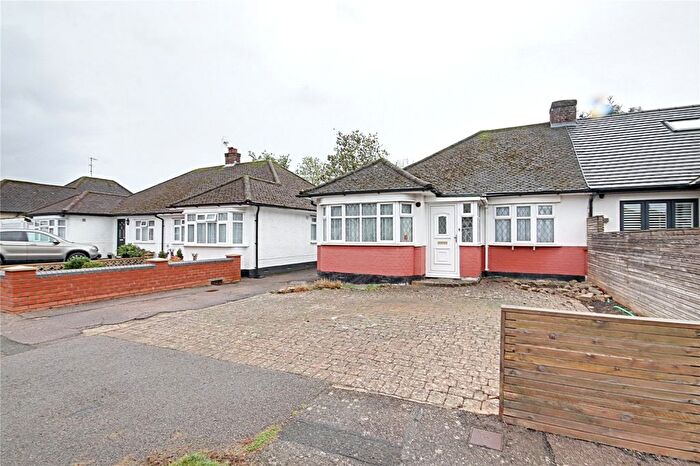 2 Bedroom Bungalow For Sale In Fairacres Close, Potters Bar, Hertfordshire, EN6