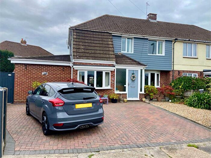 3 Bedroom Semi-Detached House For Sale In Highlands Road, Fareham, PO15