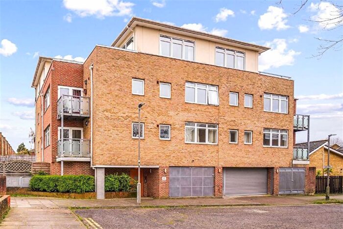 1 Bedroom Flat For Sale In Rochelle Close, Battersea, SW11