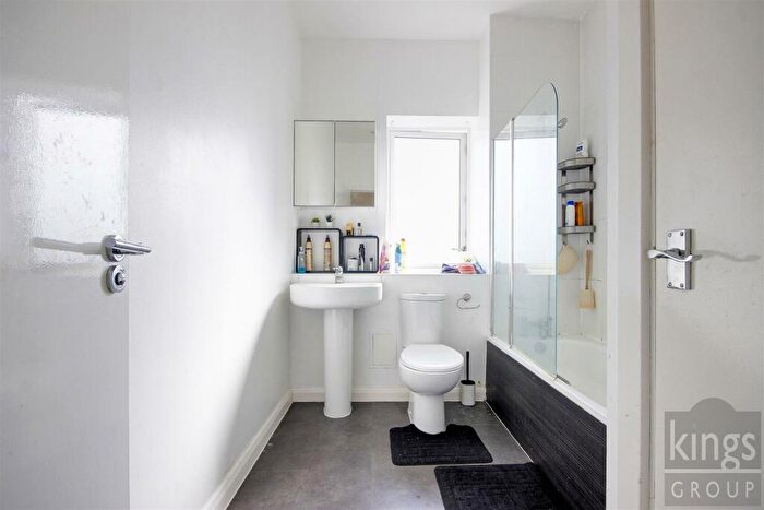 1 Bedroom Flat For Sale In Dairy Close, Enfield, EN3