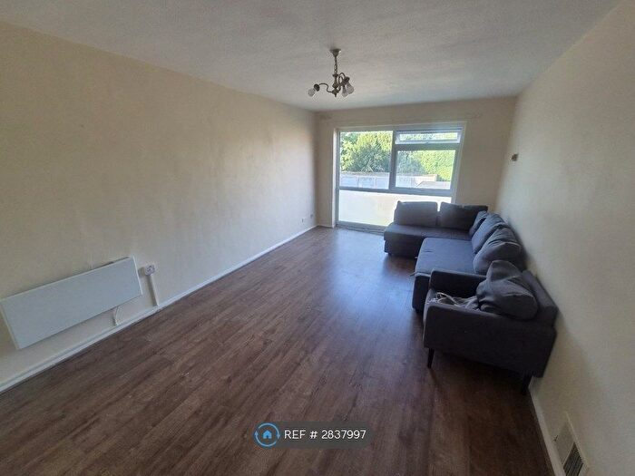2 Bedroom Flat To Rent In Holly Court, Sutton, SM2