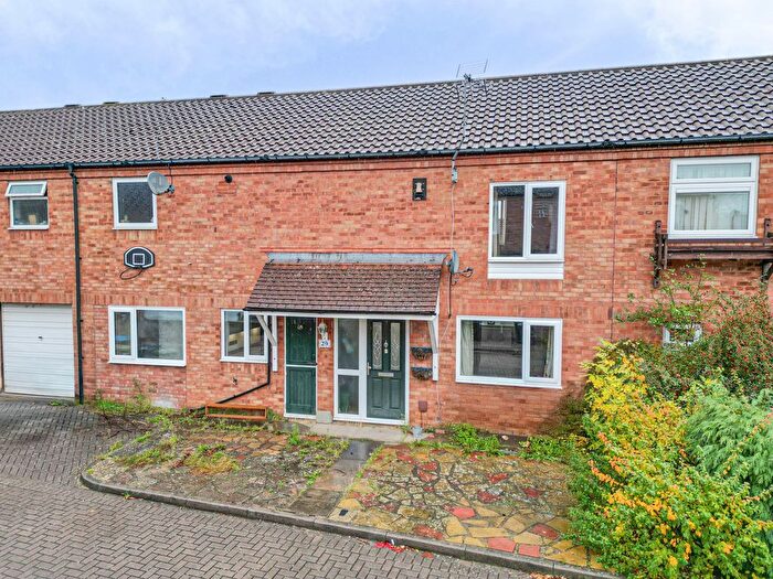 4 Bedroom Terraced House For Sale In Fletchers Mews, Neath Hill, MK14