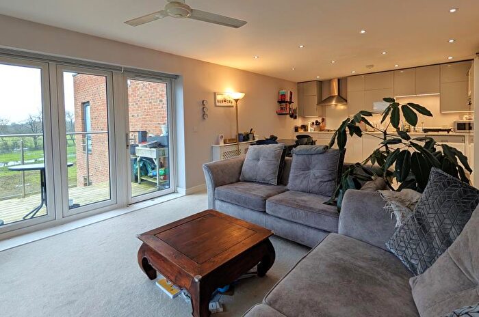 3 Bedroom Flat To Rent In Woking, Surrey, GU21