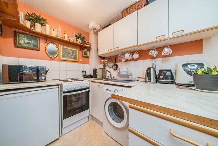 1 Bedroom Flat For Sale In Seymour Way, Sunbury-On-Thames, TW16