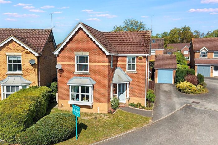 3 Bedroom Detached House For Sale In The Knoll, Tilehurst, Reading, RG31