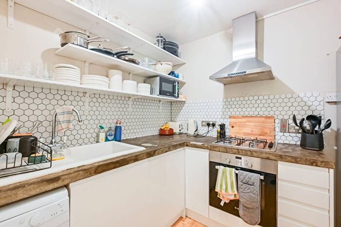 2 Bedroom Flat For Sale In Yonge Park, Finsbury Park, London, N4