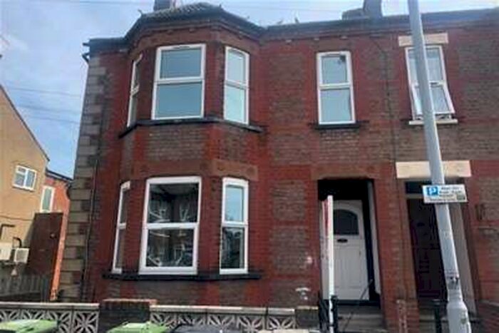 2 Bedroom Maisonette Flat To Rent In Clarendon Road, LU2