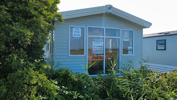 2 Bedroom Mobile/park Home For Sale In Faversham Road, Seasalter, Whitstable, CT5