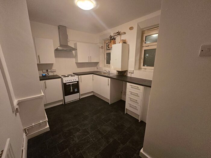 3 Bedroom Flat To Rent In Runnymeade House - Homerton Road, London, E9