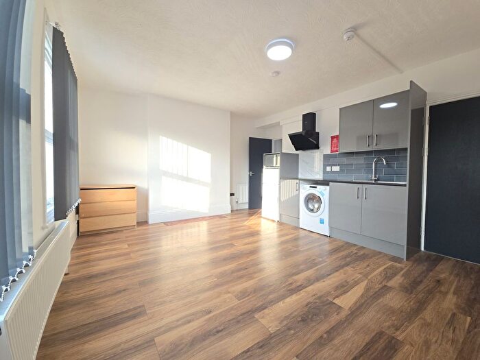 1 Bedroom Flat To Rent In Boston Park Road, Brentford, TW8