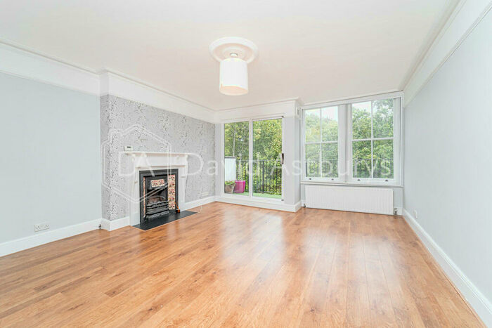2 Bedroom Apartment To Rent In Kings Avenue, London, N10