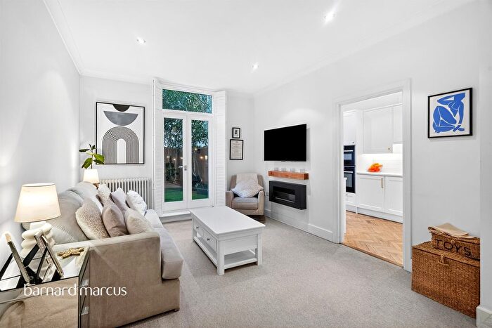 3 Bedroom Flat For Sale In Bowden Street, London, SE11