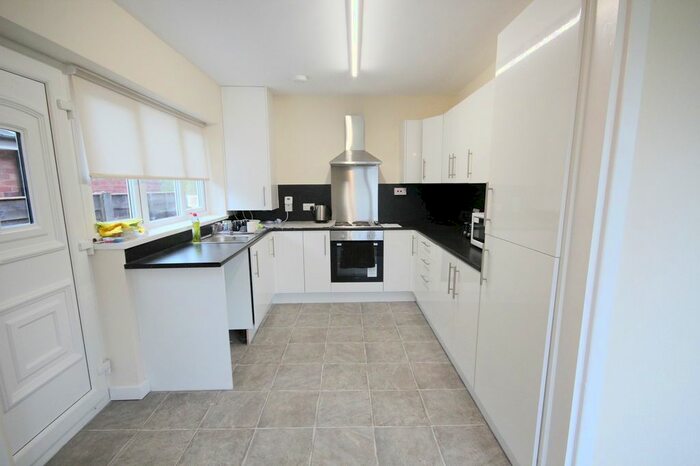 2 Bedroom Bungalow To Rent In Inchfield Close, Norden, Rochdale, OL11