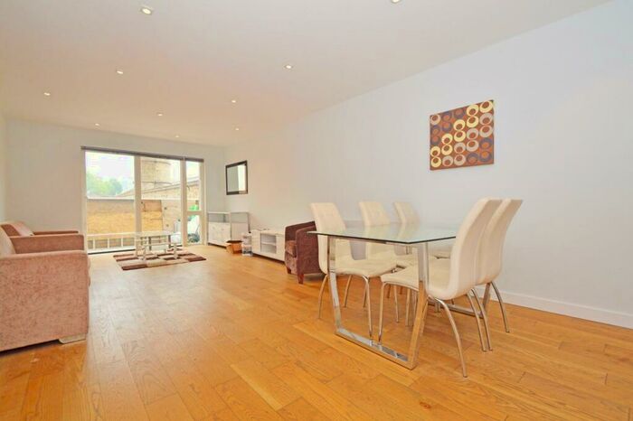 3 Bedroom Apartment To Rent In Heneage Street, Spitalfields, E1