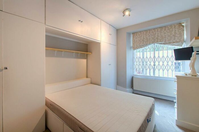 1 Bedroom Flat To Rent In Nevern Square, Earls Court, London, SW5