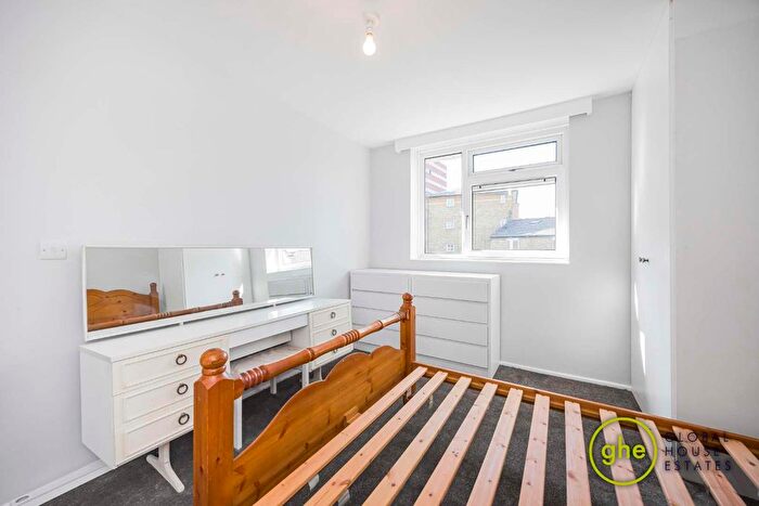 3 Bedroom Flat To Rent In Canterbury Crescent, Brixton, London, SW9