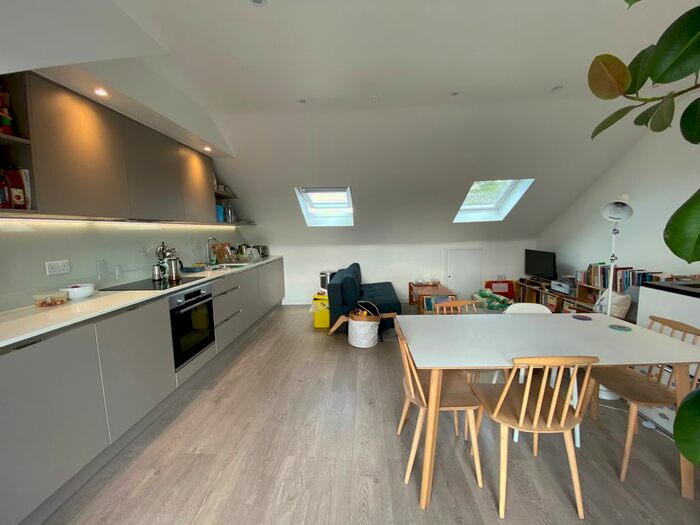 2 Bedroom Flat To Rent In Green Lanes, Stoke Newington, London, N16