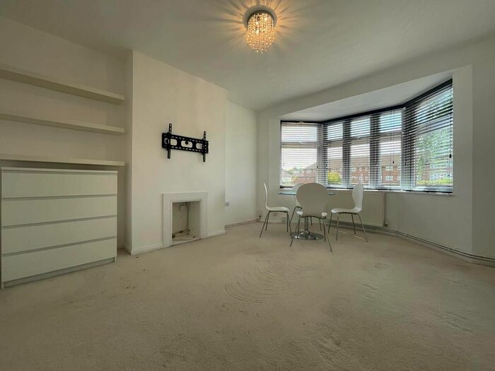 2 Bedroom Maisonette To Rent In Caernarvon Drive, Ilford, IG5