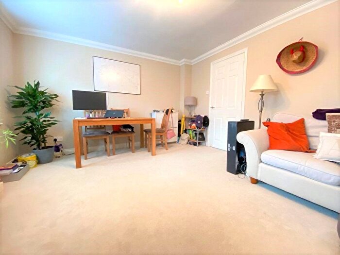 2 Bedroom Maisonette For Sale In Norton Road, Wokingham, Berkshire, RG40