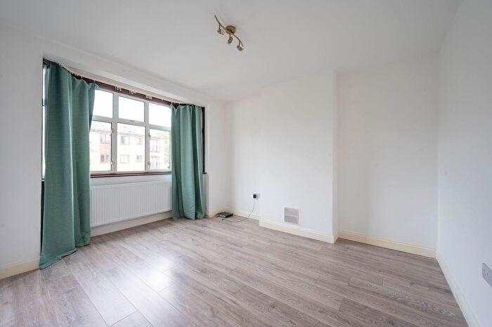 2 Bedroom Flat To Rent In Wandle Road, Morden, SM4