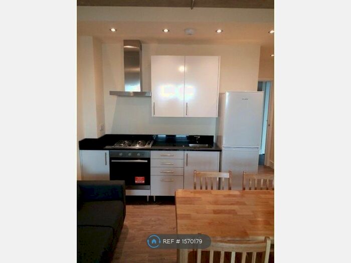 2 Bedroom Flat To Rent In South Street, Romford, Essex, RM1