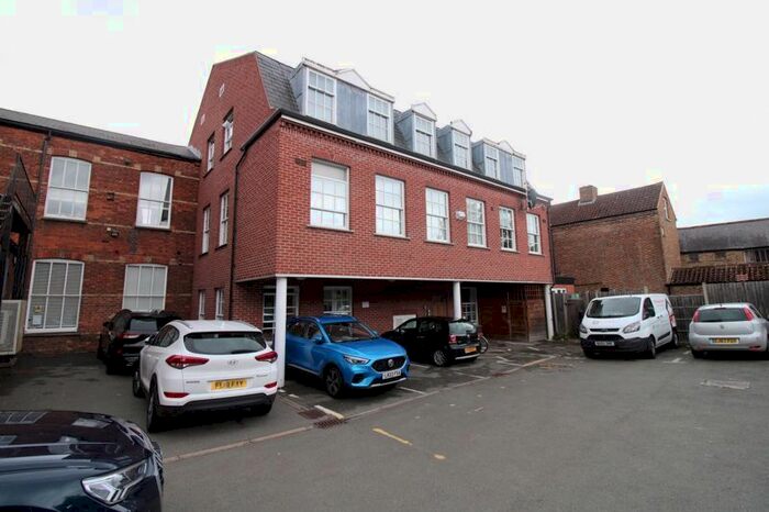 2 Bedroom Flat To Rent In The Crescent, Bedford, MK40