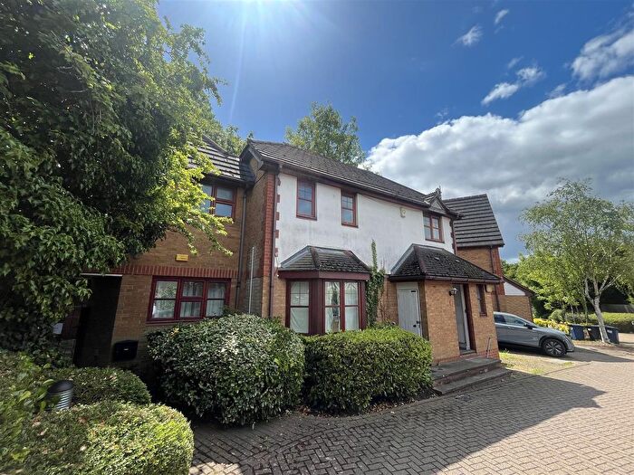 3 Bedroom Detached House To Rent In Barton Close, London, NW4